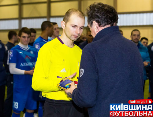 Французская полиция ворвалась в отель, где проживали 253 мирных российских фаната. По итогам рейда, задержано 250 сотрудников ФСБ, спецназовцев ГРУ, военнослужащих российской армии, курсантов войсковых училищ и членов национал-фашистских банд... Трёх футбольных болельщиков отпустили.  ЕвроСМИ: «Французская полиция конфисковала алкоголь у российских болельщиков». РосСМИ: «Марсельская хунта замахнулась на самое сакральное, на самое скрепное - на русский дух!».  Сытые и сонные европейцы! Как бы вам попроще объяснить, что такое Донбасс? Донбасс - это тот же Марсель, в который припёрлись "в отпуск" российские агрессивные фанаты. Но только это фаны не футбола, а "русского мира", и припёрлись они не с фаерами, дудками и шарфами, а с автоматами, танками и Градами!